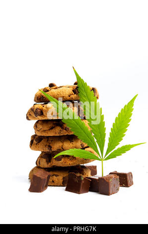 I biscotti al cioccolato con la marijuana isolati su sfondo bianco Foto Stock