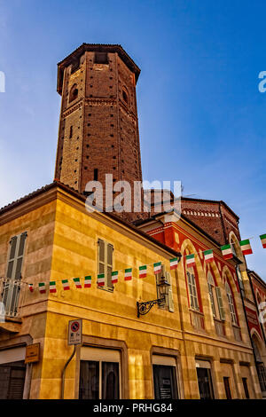 Italia Piemonte Vercelli Via Verdi Torre Avogadro mercato pubblico Foto Stock