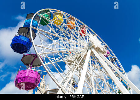 Coloratissima ruota panoramica Ferris in un parco di divertimenti, Giradabo, Tibidabo, Barcellona, Spagna Foto Stock