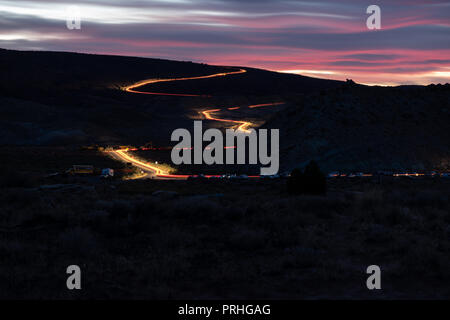 Rosso e giallo streak delle luci di coda che segna il percorso del park road, Arches National Park, Utah Foto Stock