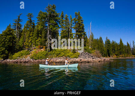 Un centro di età compresa tra i coniugi paddling una canoa su Waldo lago, una caldera vulcanica lago nel centro di Oregon Cascades vicino alla città di Oakridge. Foto Stock