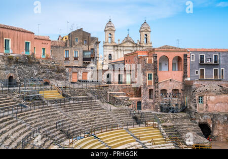 Il teatro romano di Catania con la Chiesa di San Francesco di Assisi sullo sfondo. Sicilia. L'Italia. Foto Stock