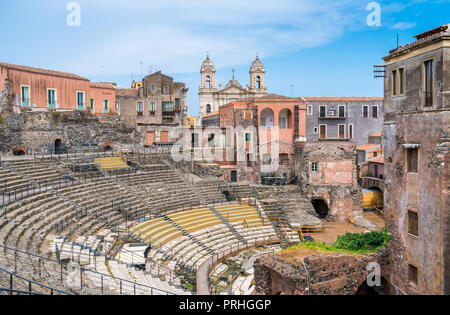 Il teatro romano di Catania con la Chiesa di San Francesco di Assisi sullo sfondo. Sicilia. L'Italia. Foto Stock