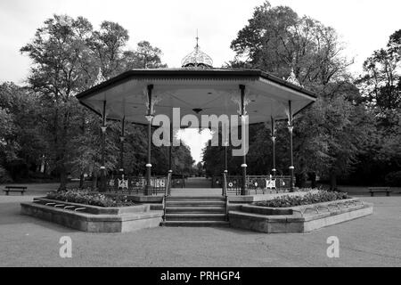 In bianco e nero di moody immagini della tradizionale Bandstand a Ropner Park, Stockton-on-Tees in un assolato pomeriggio d'autunno. Foto Stock