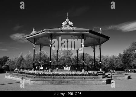 In bianco e nero di moody immagini della tradizionale Bandstand a Ropner Park, Stockton-on-Tees in un assolato pomeriggio d'autunno. Foto Stock