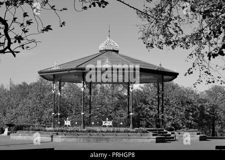 In bianco e nero di moody immagini della tradizionale Bandstand a Ropner Park, Stockton-on-Tees in un assolato pomeriggio d'autunno. Foto Stock