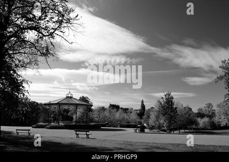 In bianco e nero di moody immagini della tradizionale Bandstand a Ropner Park, Stockton-on-Tees in un assolato pomeriggio d'autunno. Foto Stock