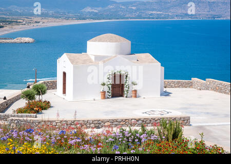 Tradizionale imbiancare poco ortodossa greca cappella. Isola di Rodi, Rodi, Grecia. Impostare contro chiaro, nitido cielo blu. Foto Stock