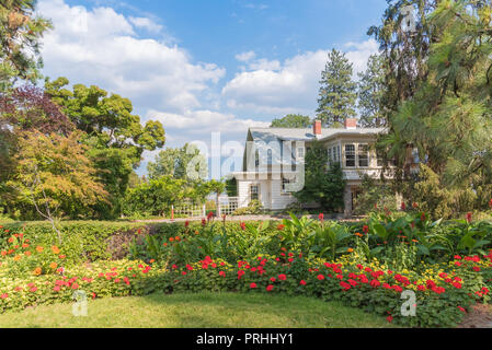 Soprintendente storico's House e letti di fiori in tarda estate a Summerland giardini ornamentali, British Columbia, Canada Foto Stock