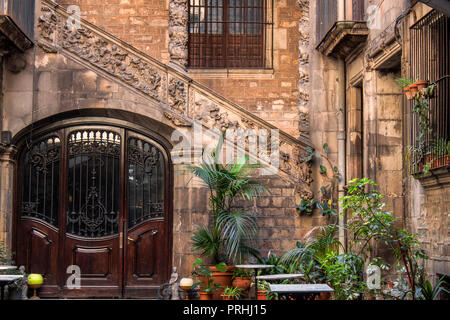 Medievale Cortile interno nel quartiere Gotico di Barcellona e della Catalogna, Spagna, Europa. Storico delle scale di pietra, parete e bellissimi modelli antichi. Foto Stock