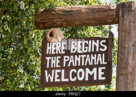 Cancello che indicano l'inizio dell'Transpantheira, Pantanal, Brasile. Foto Stock