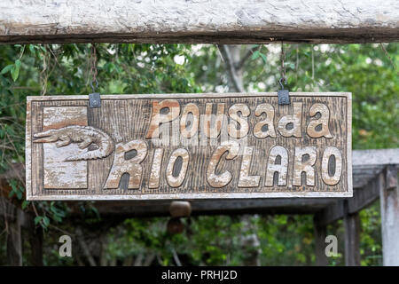 Sign in il Pousado Rio Claro Fazenda, Mato Grosso, Pantanal, Brasile. Foto Stock