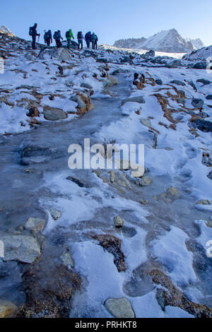 Il trekking salendo verso la Cho Foto Stock