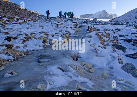 Il trekking salendo verso la Cho Foto Stock