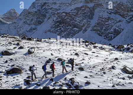 Il trekking salendo verso la Cho Foto Stock