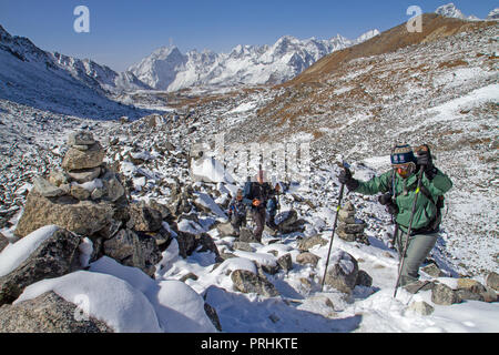 Il trekking salendo verso la Cho Foto Stock