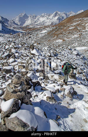 Il trekking salendo verso la Cho Foto Stock