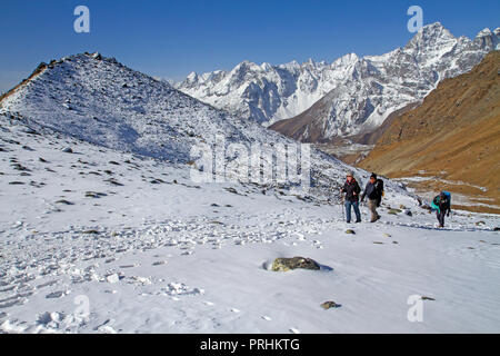 Il trekking salendo verso la Cho Foto Stock