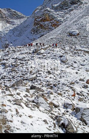 Il trekking salendo verso la Cho, visibile sopra Foto Stock