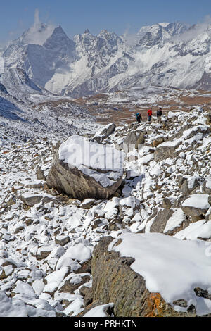 Il trekking salendo verso la Cho Foto Stock