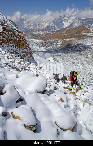 Il trekking salendo verso la Cho Foto Stock