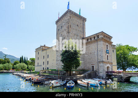 RIVA DEL GARDA, Italia - 10 luglio 2015: la vista del castello di Scaligero, famoso punto di riferimento sul Lago di Garda Foto Stock