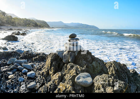 New Scenic 5 posti selvatici e aspre coste rocciose a Gatz rocce di bilanciamento, Wangetti, Cairns Northern Beaches, estremo Nord Queensland, FNQ, QLD, Foto Stock