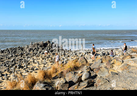 I turisti alla ricerca di Gatz rocce di bilanciamento, Wangetti, Cairns Northern Beaches, estremo Nord Queensland, FNQ, QLD, Australia Foto Stock