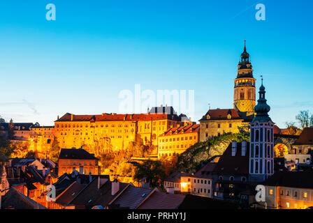 Europa, Repubblica Ceca, Boemia Meridionale Regione, Cesky Krumlov, sito Unesco, castello di Cesky Krumlov risalente al 1240 costruito da Witigonen e Rosenberg fa Foto Stock