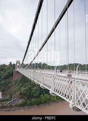 Vista guardando ad ovest di reticolo di elementi in ferro battuto sulla parte esterna del sud della passerella del ponte sospeso di Clifton Clifton, Bristol, Regno Unito, con attraversamento pedonale Foto Stock