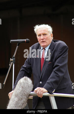 Sir Michael Knight parlando da una piattaforma rialzata in corrispondenza il roll-out del restaurato Avro Vulcan B2 xh558 quando il supporto di Vulcan al cielo. La carità Foto Stock