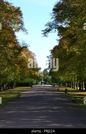 Luminosa, colorata e illuminato naturalmente immagini che mostrano Ropner Park, un tradizionale britannica il parco pubblico vittoriano in Stockton-on-Tees, all'inizio dell'autunno. Foto Stock