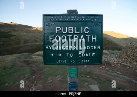 Segno posto sulla scaletta del Jacob sentiero fino Kinder Scout nel Peak District Foto Stock