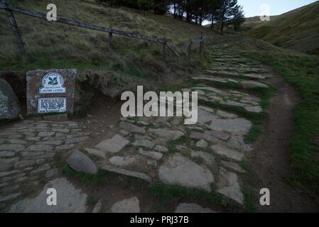 Segno posto sulla scaletta del Jacob sentiero fino Kinder Scout nel Peak District Foto Stock