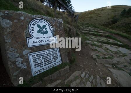 Segno posto sulla scaletta del Jacob sentiero fino Kinder Scout nel Peak District Foto Stock