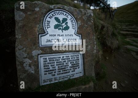 Segno posto sulla scaletta del Jacob sentiero fino Kinder Scout nel Peak District Foto Stock