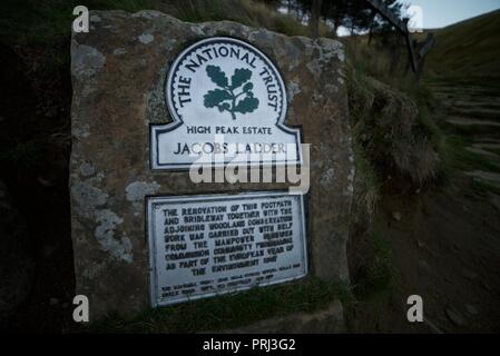 Segno posto sulla scaletta del Jacob sentiero fino Kinder Scout nel Peak District Foto Stock