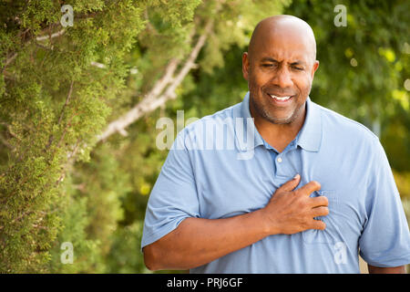 African American uomo avente un attacco di cuore. Foto Stock