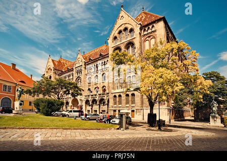 La facciata dell'Archivio Nazionale di Ungheria edificio in Budapest, Ungheria. Foto Stock