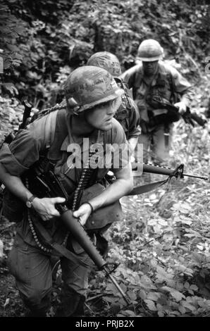 Guerra del Vietnam Reenactors nel bosco Foto Stock