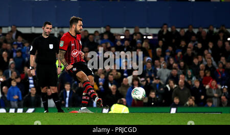 Southampton's Danny Ings prende una penalità durante la shoot-out durante il Carabao Cup, terzo round corrispondono a Goodison Park di Liverpool. Foto Stock