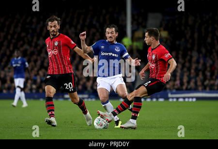 Everton's Leighton Baines (centro) battaglie per la palla con il Southampton Cedric Soares (destra) e Southampton Manolo Gabbiadini (sinistra) durante il Carabao Cup, terzo round corrispondono a Goodison Park di Liverpool. Foto Stock