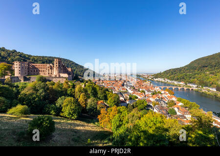 Vista sulla città vecchia di Heidelberg, con il castello di Heidelberg, Neckar, vecchio ponte Neckar, Germania Foto Stock