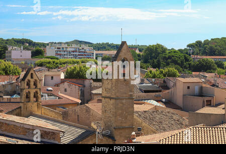 Vista del Salon de Provence con tipici campanili, Francia. Foto Stock