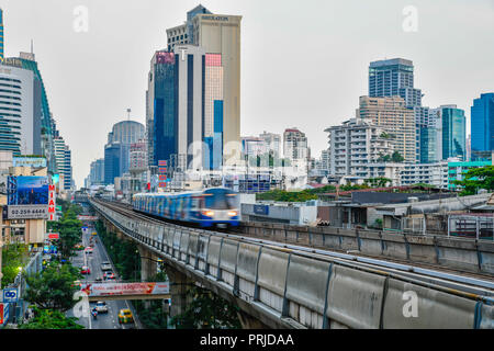 BANGKOK, Thailandia - Mar 8, 2018 : Bangkok Mass Transit System o BTS skytrain è un elevato sistema di transito rapido a Bangkok per risolvere il problema di Foto Stock