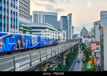 BANGKOK, Thailandia - Mar 8, 2018 : Bangkok Mass Transit System o BTS skytrain è un elevato sistema di transito rapido a Bangkok per risolvere il problema di Foto Stock