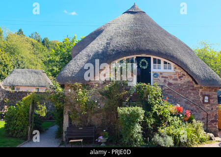 Tradizionale tè inglese camera nell'antico villaggio di paglia di Cockington, Devon, Inghilterra. Foto Stock