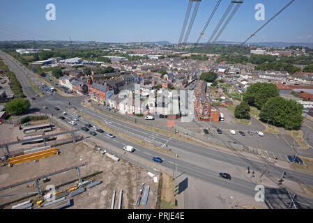 A48 a doppia carreggiata, Brunel Street e i cavi ponte superiore di Newport Transporter Bridge visto dalla torre occidentale, Newport, Regno Unito Foto Stock