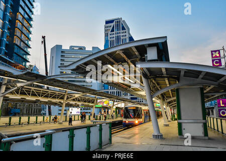 BANGKOK, Thailandia - Mar 8, 2018 : Bangkok Mass Transit System o BTS skytrain è un elevato sistema di transito rapido a Bangkok per risolvere il problema di Foto Stock