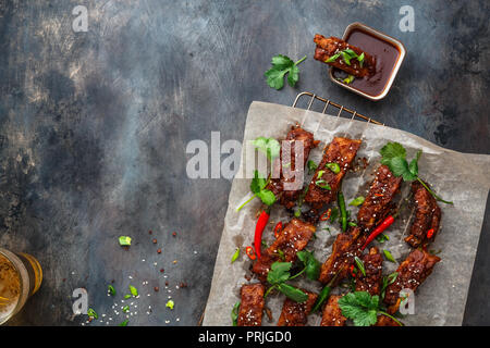 Barbecue a caldo di nervature con salsa hoisin e birra, spazio di copia Foto Stock